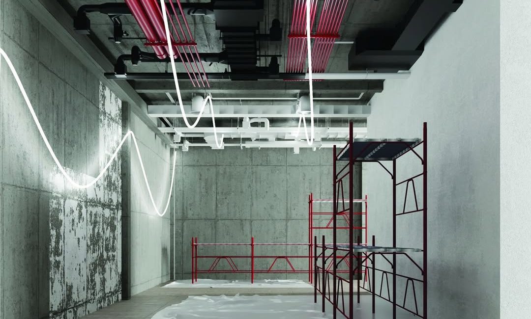 Chantier intérieur en béton avec échafaudages et éclairage LED architectural apparent au plafond